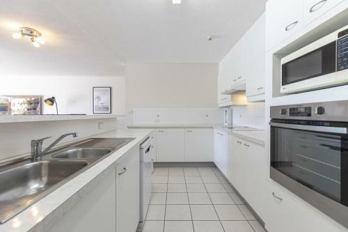 Gorgeous 2-bed Beachside Apartment With Pool