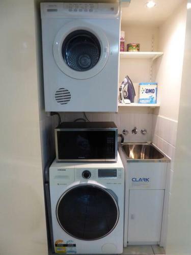Spacious 3 Bedroom Resort Style Apartment With A/c