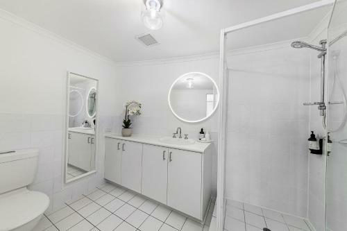 Unit 2 21 Park Cres Modern Stylish Apartment