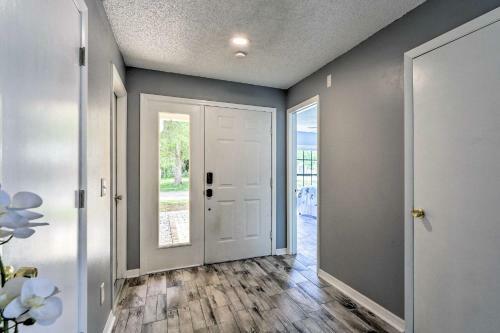 Charming Bradenton Retreat With Lanai And Pond!