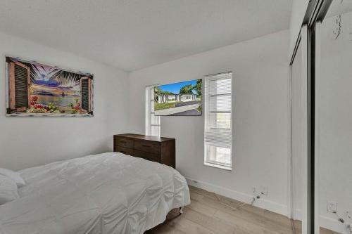 Modern 4 Bed 2 Bath Home Next To The Beach