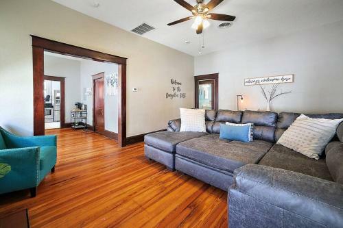 Walk To Downtown Eustis~cozy Porch~fire Pit~bbq~bungalow
