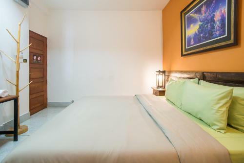 Banthat Thong Hostel