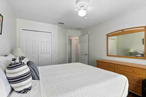 Cheerful 5 Bedroom With Private Office Space!