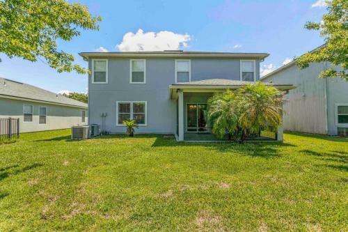 Cheerful 5 Bedroom With Private Office Space!