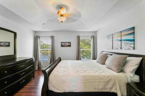 Cheerful 5 Bedroom With Private Office Space!