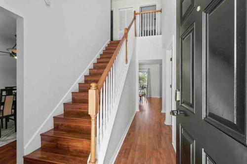 Cheerful 5 Bedroom With Private Office Space!