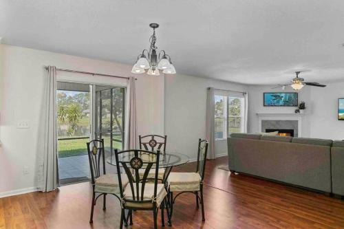 Cheerful 5 Bedroom With Private Office Space!