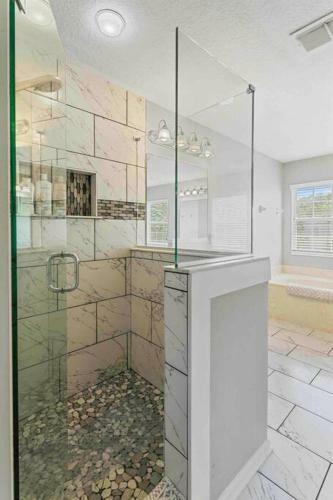 Cheerful 5 Bedroom With Private Office Space!