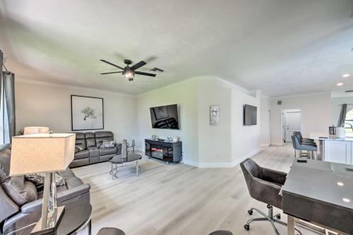 Modern Cape Coral Home Private Lanai And Pool!
