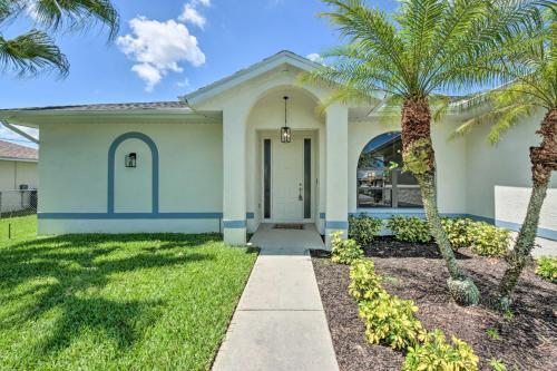 Modern Cape Coral Home Private Lanai And Pool!