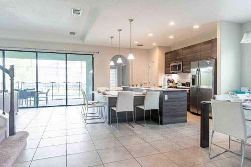 Spacious 6bdrm Villa Near All The Attractions!!