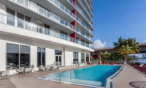 Modern Resort Pool Apartment W Balcony Pool