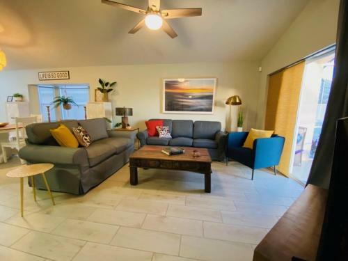 4 Bedroom Private Pool Home South Facing Pool Gem! Home