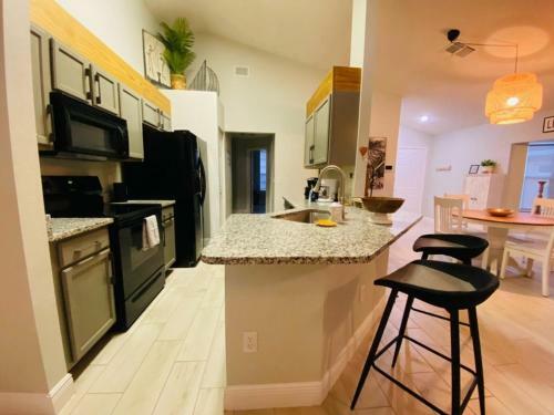 4 Bedroom Private Pool Home South Facing Pool Gem! Home