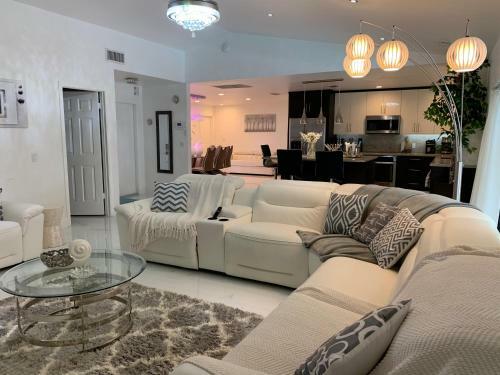 Luxurious House In West Palm Beach, Pool And Golf