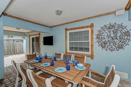 Ocean Blue Retreat - 215 - 64th Street