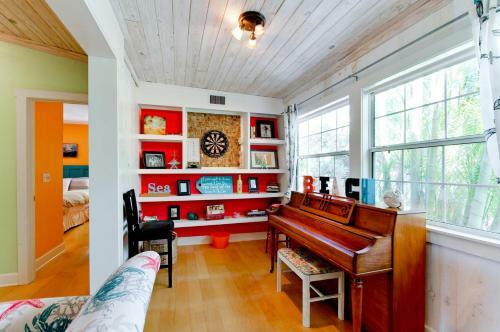 Captain's Quarters Spinnakers - 202 - 56th 1