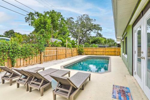 Bright Largo Getaway With Private Pool And Grill!
