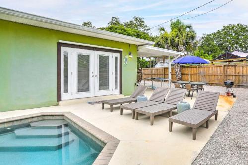 Bright Largo Getaway With Private Pool And Grill!