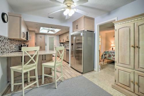 Vibrant Largo Home Heated Pool, Lake Views!