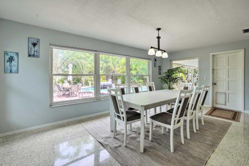 Vibrant Largo Home Heated Pool, Lake Views!