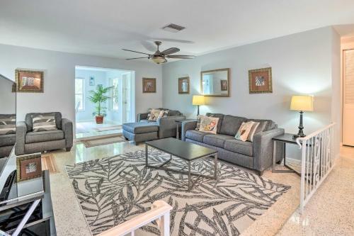 Vibrant Largo Home Heated Pool, Lake Views!