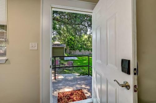 Cozy Riverside Villa - Walkable To Bars & Restaurants