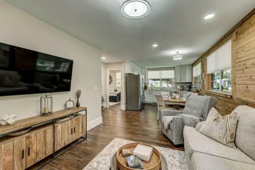 Cozy Riverside Villa - Walkable To Bars & Restaurants