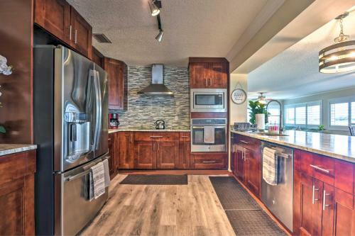 Evolve Riverfront Home With Dock And Deck - Pets Ok!