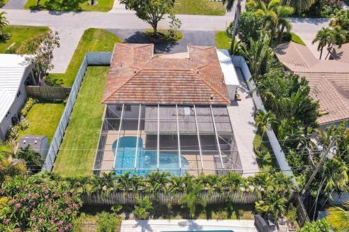 Just Listed! Newly Remodeled 3 2 Pool Home! Home