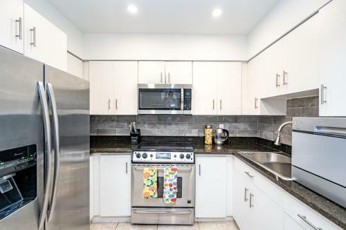 Cozy Home 3 Bd Privet Backyard. 6 Min To The Beach