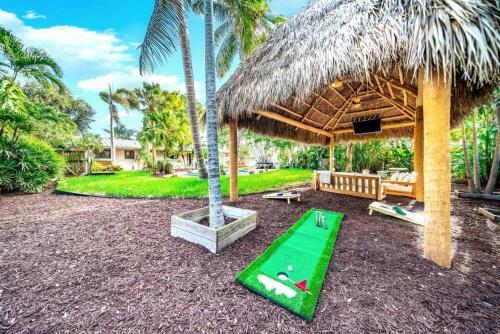 Tropical Pool Tiki Heaven