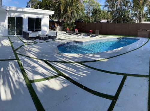 3 Bed Quiet Oasis W/saltwater Pool
