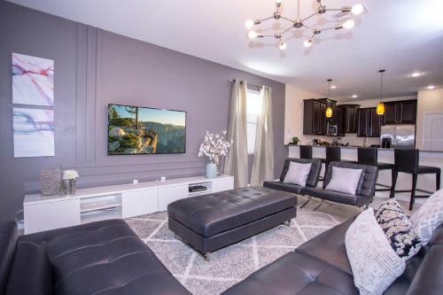 Spacious Home W Private Pool & Game Room