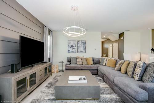 Contemporary Home W Private Pool& Spa