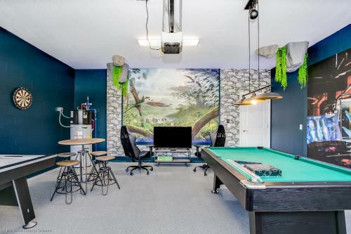 Contemporary Home W Private Pool& Spa