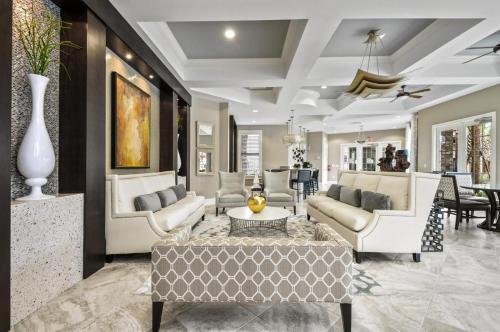 Villa 6112 Broad Oak Drive