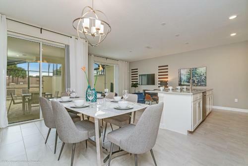 Modern Townhome Wprivate Pool & Free Water Park