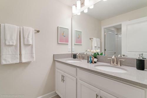 Modern Townhome Wprivate Pool & Free Water Park