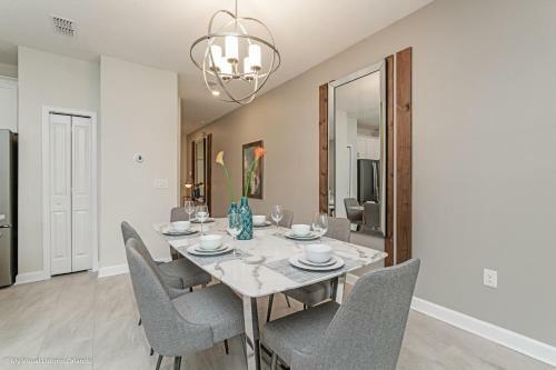 Modern Townhome Wprivate Pool & Free Water Park