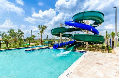 Modern Townhome Wprivate Pool & Free Water Park