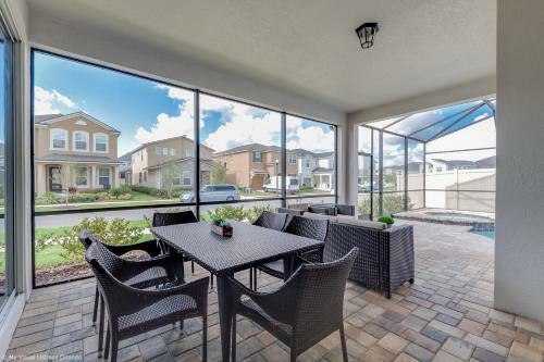 Stunning Villa W Private Poolspa & Game Room