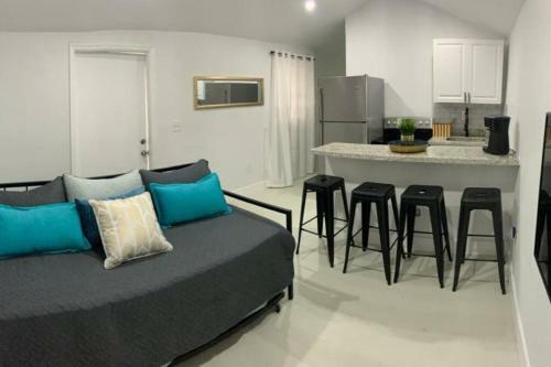 Cozy Renewed Home -central Location Sleeps 4