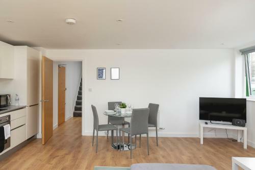 4 Bed Luxury Apartment With Balcony + Parking