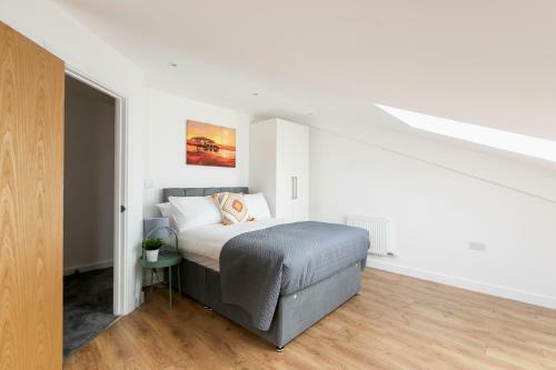 4 Bed Luxury Apartment With Balcony + Parking
