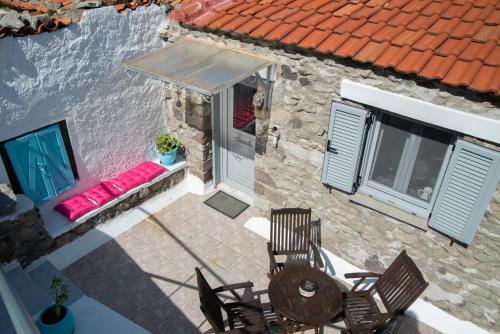 Caviro - Traditional Stone House In Chora