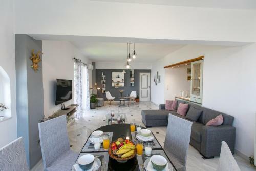 Irinis Sea View House