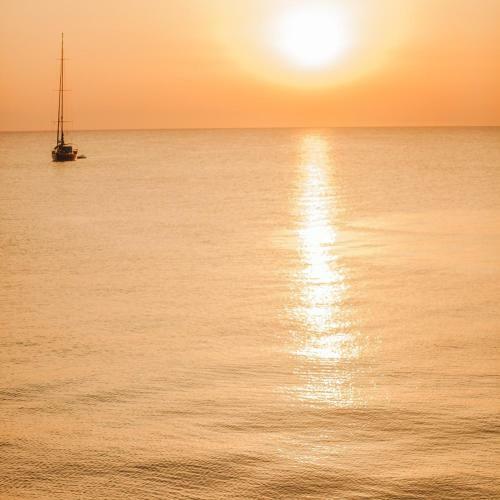 Sea Front + Olympus Sunset Cosy Apartment