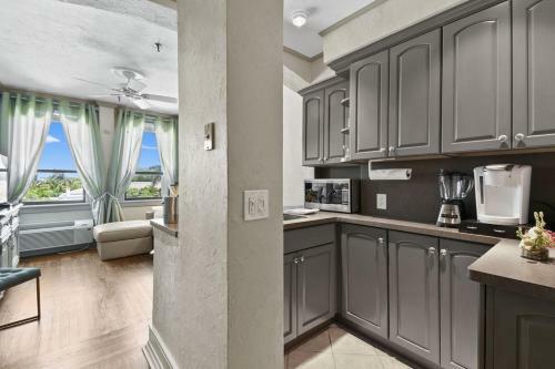 Yellow Orchid Apartment - Palm Beach - Pool